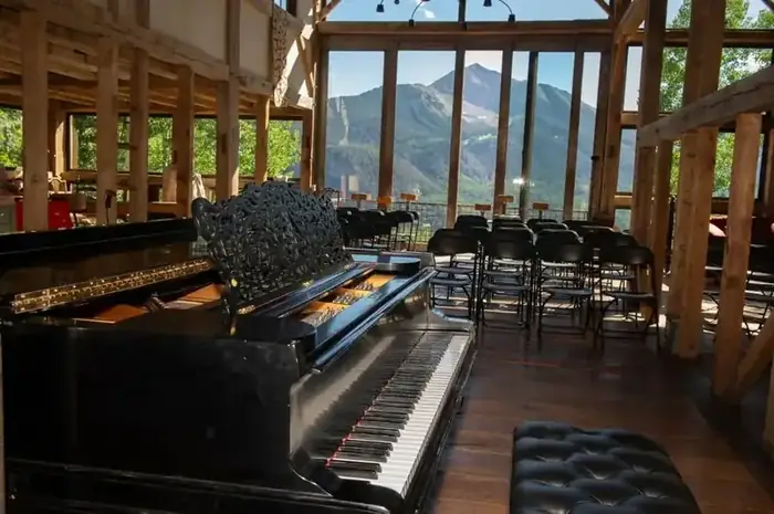 The Mai Home interior during a MusicFest concert